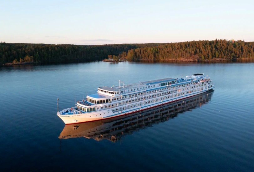 Теплоход Волга Стар на реке, вид сверху