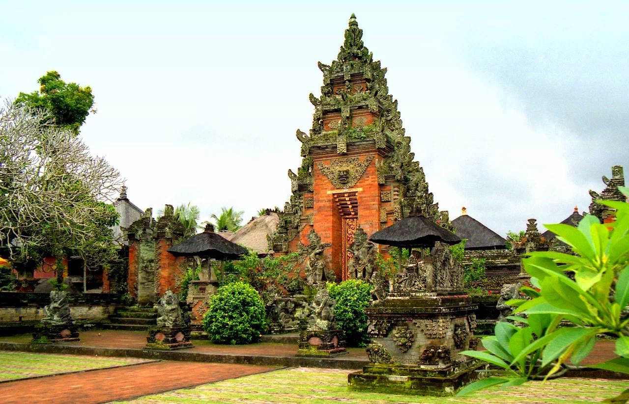 Один из многочисленных буддийских храмов на Бали