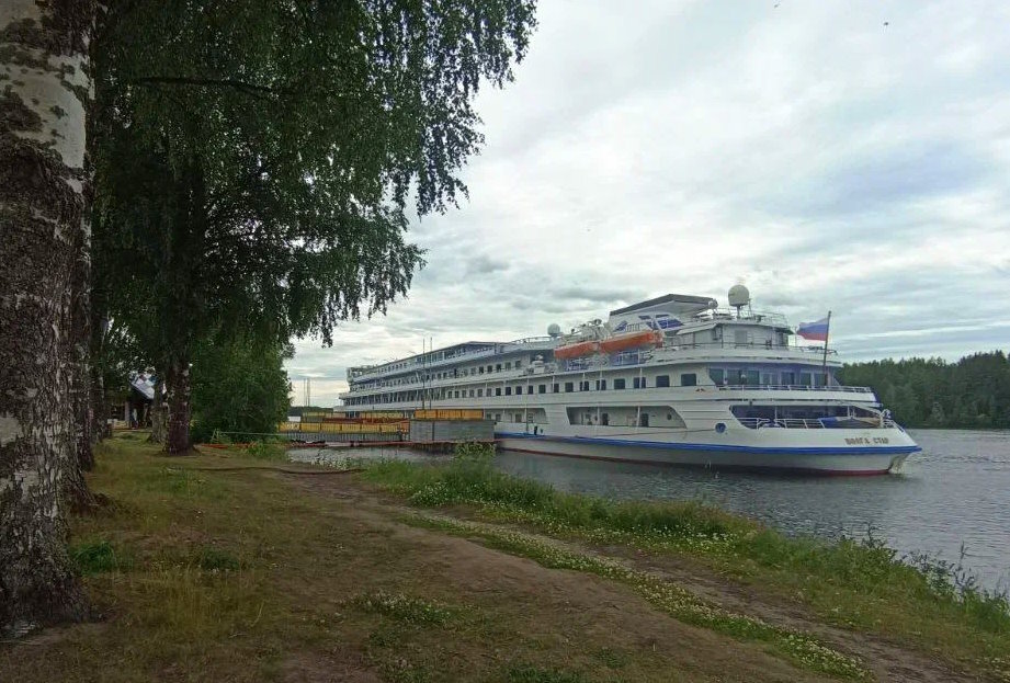 Теплоход Волга Стар у причала