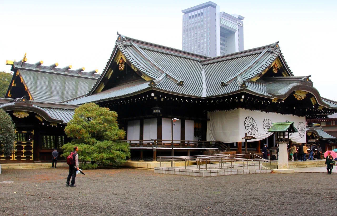 Храм и современное здание в Токио