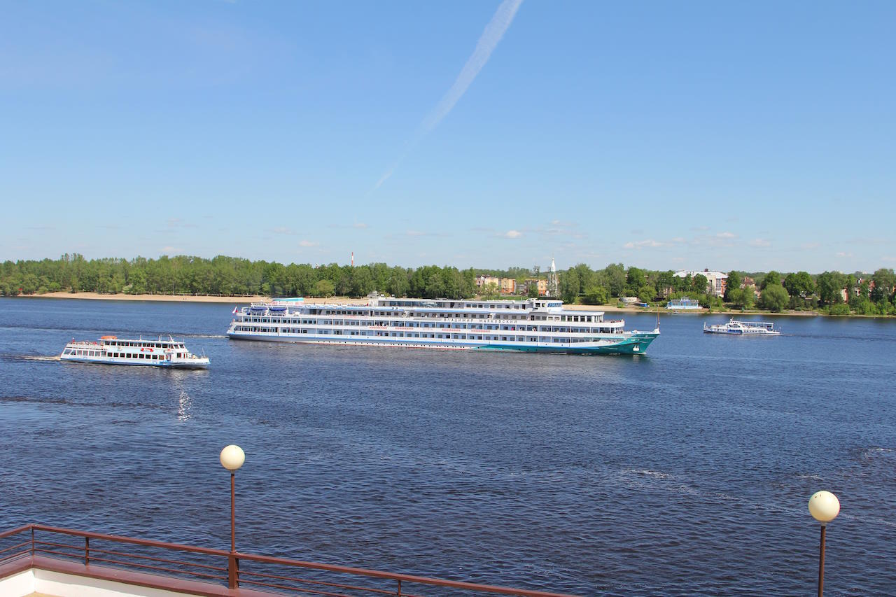 Теплоходы на Волге напротив Ярославля