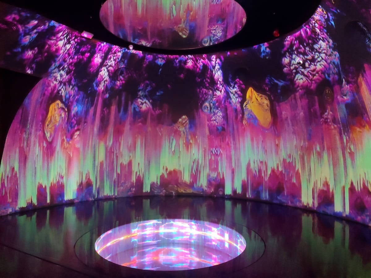 зал &laquo;Луна&raquo; с огромными светящимися сферами 