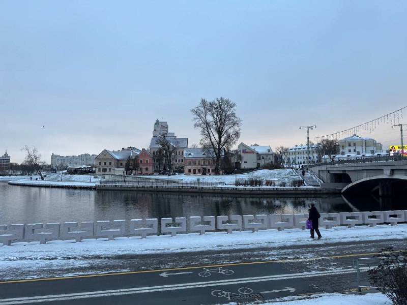 вид на Троицкое с противоположного берега