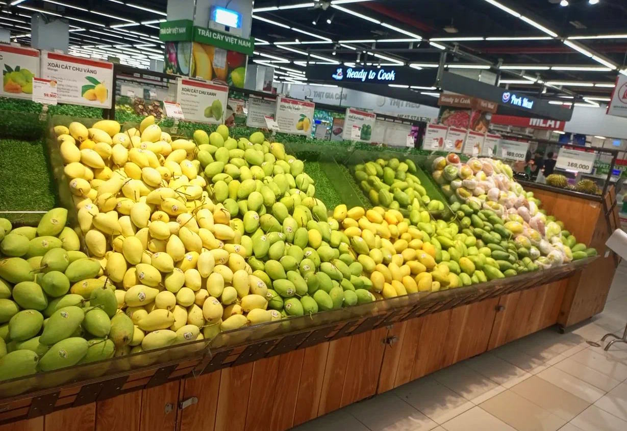 Фруктовые прилавки на рынке Нячанга