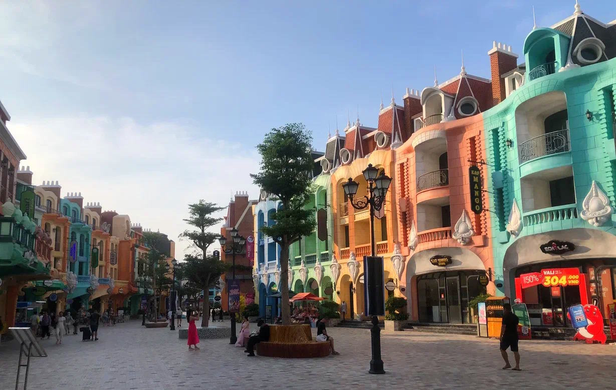 Одна из торговых улиц Нячанга с множеством магазинов