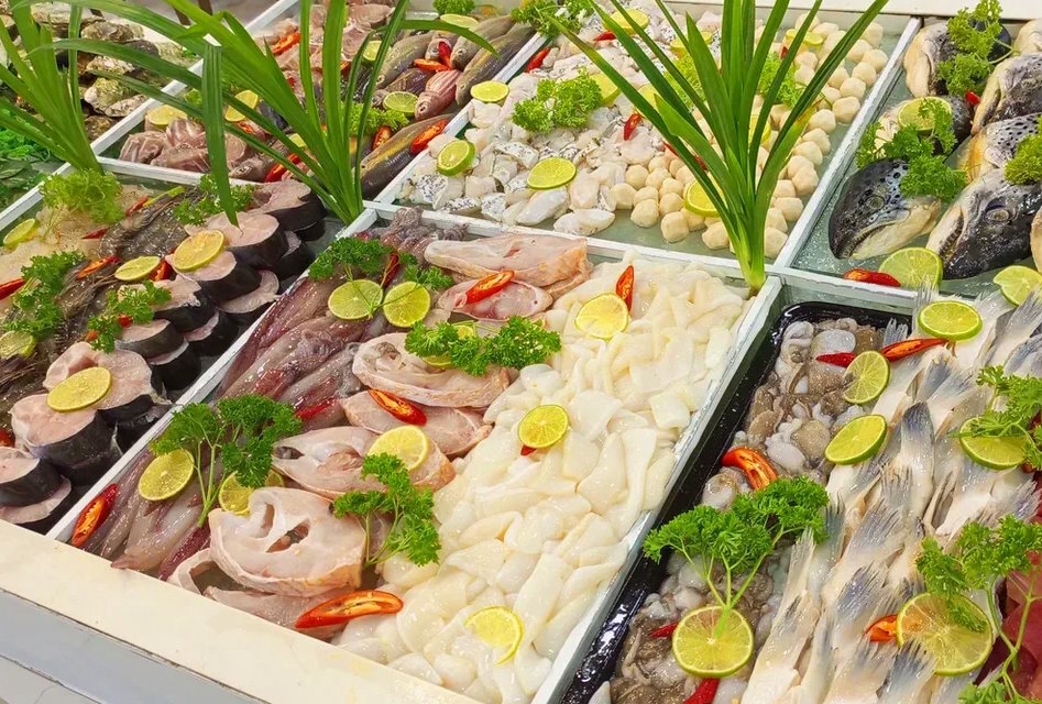 Выбор рыбных блюд на шведском столе