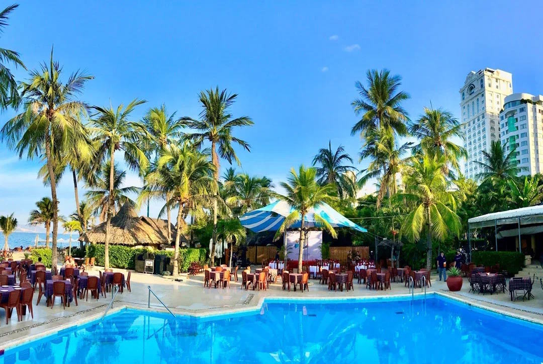 Вид на бассейн и пляж в Нячанге