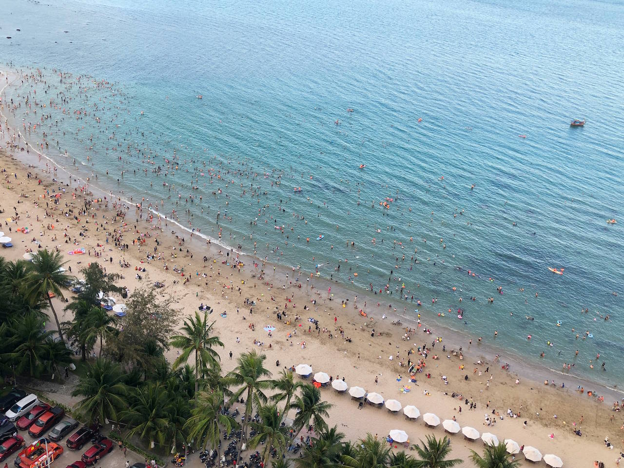 Вид на Северный пляж в Нячанге